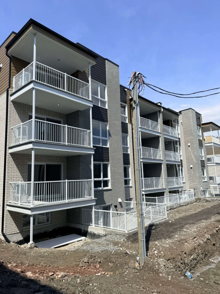 Immeubles Desrosiers avec balcons, rue Larabie (Gatineau)